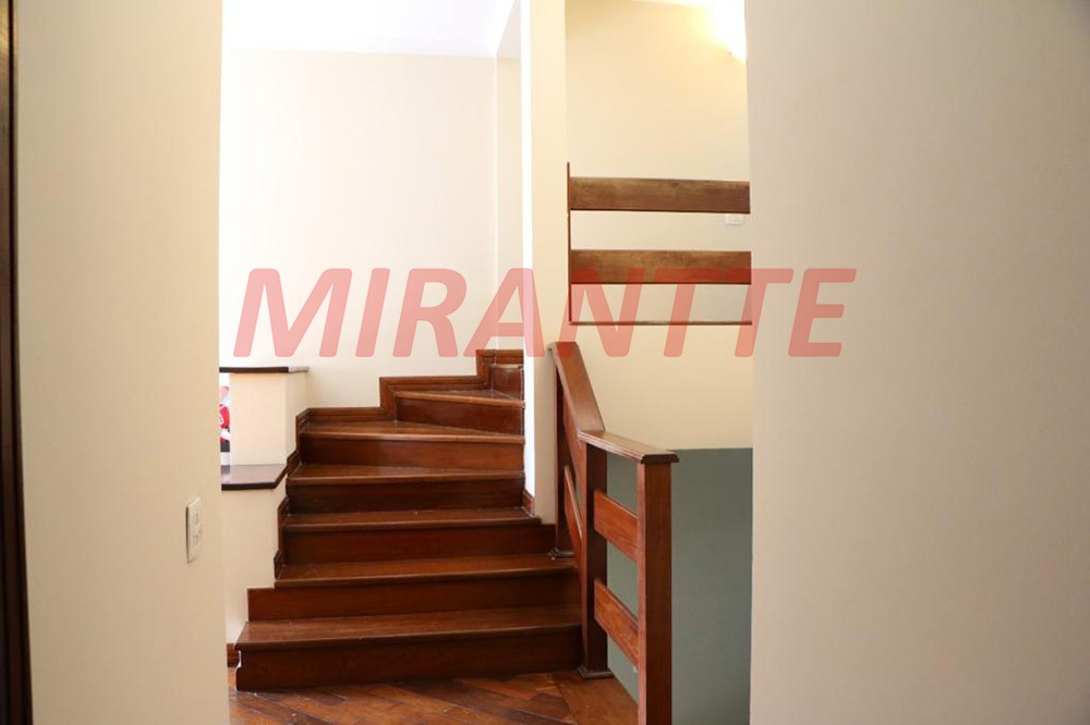 Sobrado de 300m² com 4 quartos em Vila Nivi