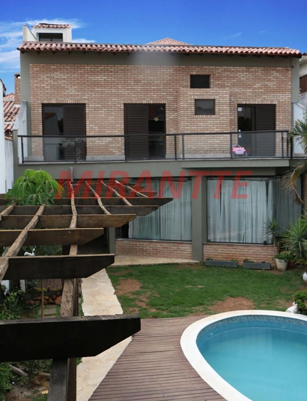 Sobrado de 300m² com 4 quartos em Vila Nivi