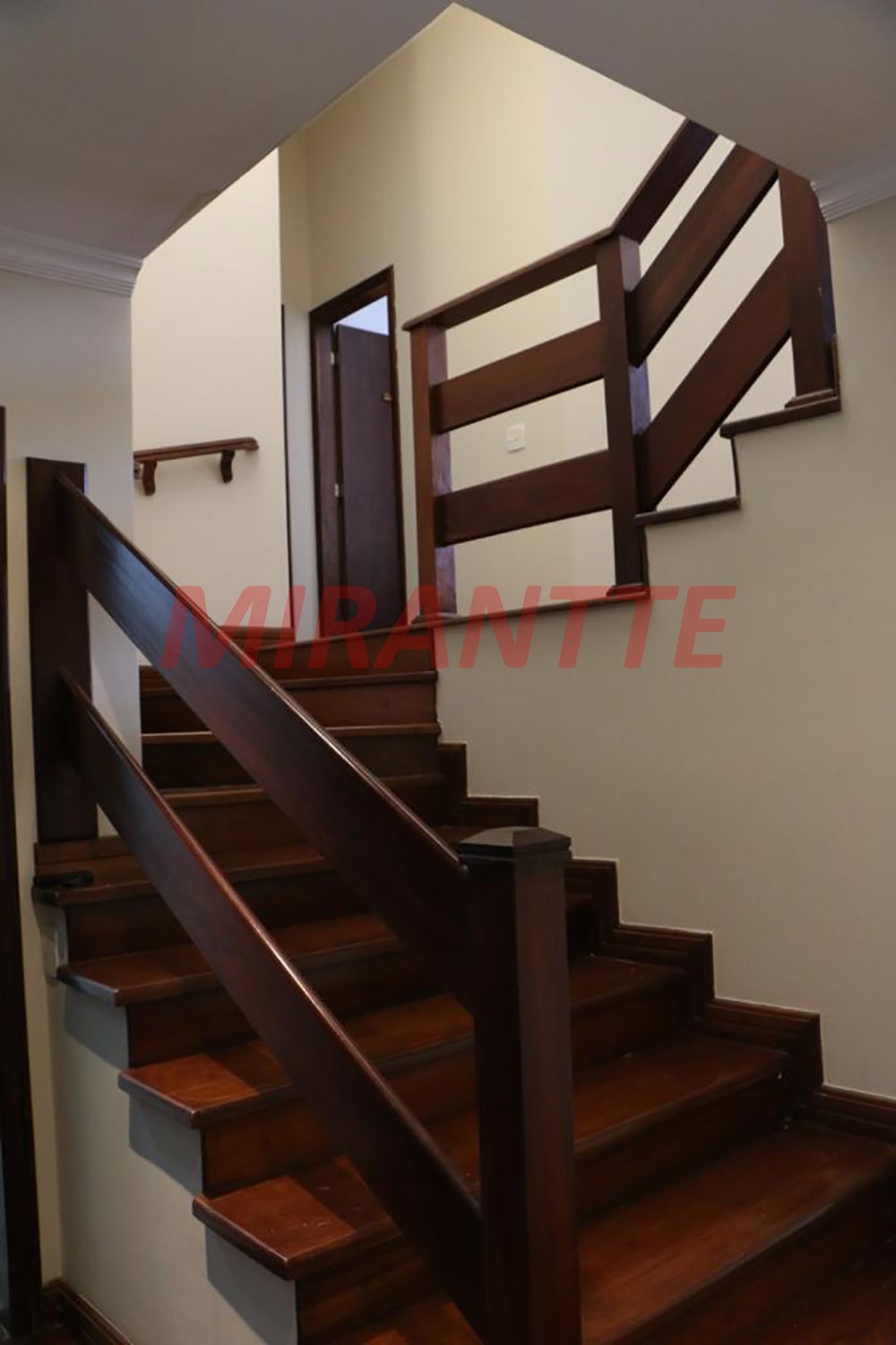 Sobrado de 300m² com 4 quartos em Vila Nivi