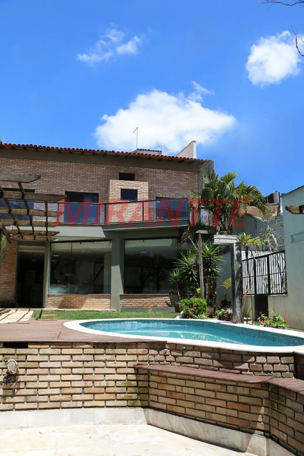 Sobrado de 300m² com 4 quartos em Vila Nivi