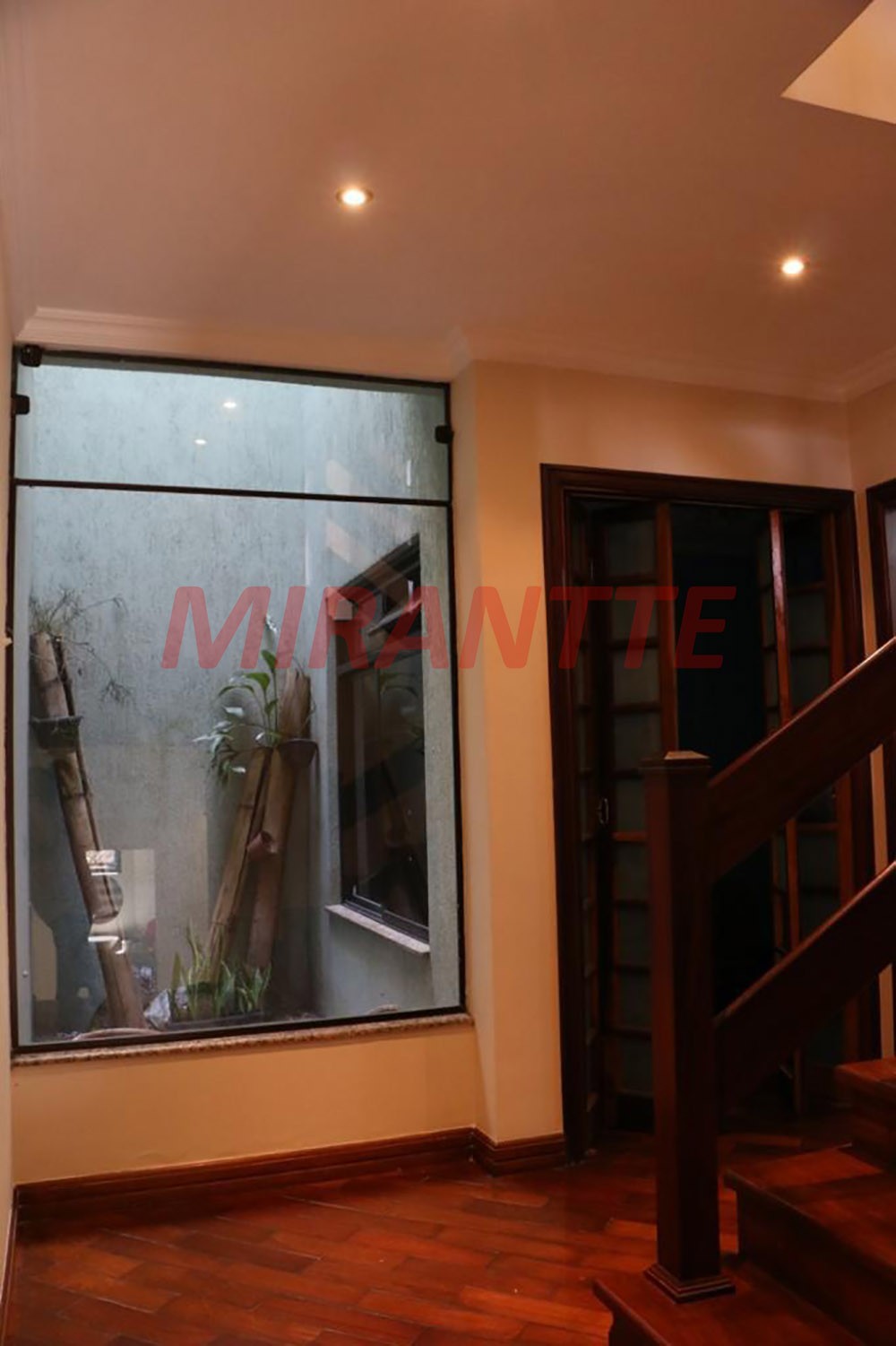 Sobrado de 300m² com 4 quartos em Vila Nivi