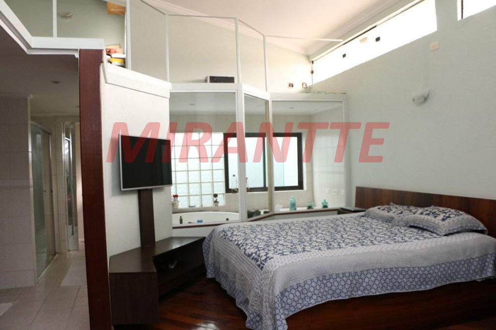 Sobrado de 300m² com 4 quartos em Vila Nivi