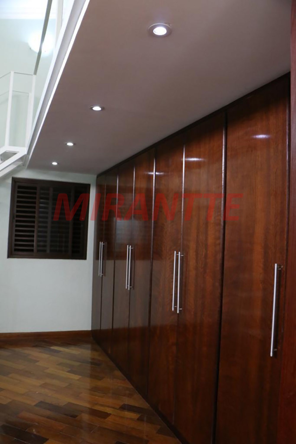 Sobrado de 300m² com 4 quartos em Vila Nivi