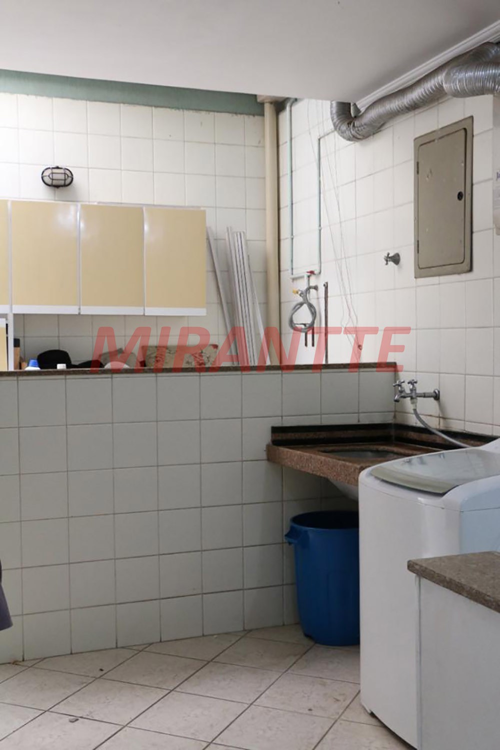 Sobrado de 300m² com 4 quartos em Vila Nivi