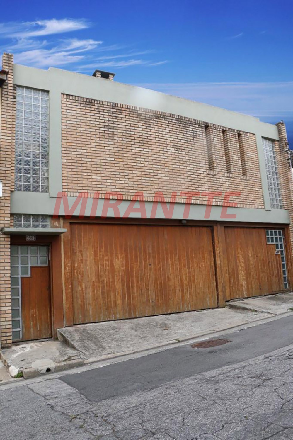 Sobrado de 300m² com 4 quartos em Vila Nivi