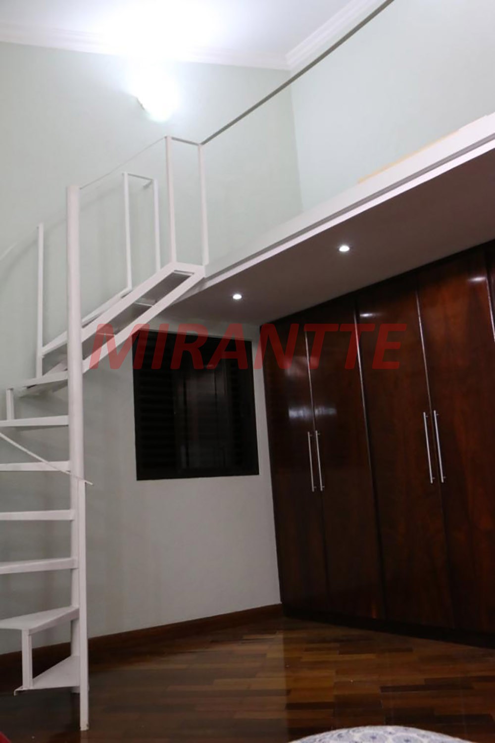 Sobrado de 300m² com 4 quartos em Vila Nivi