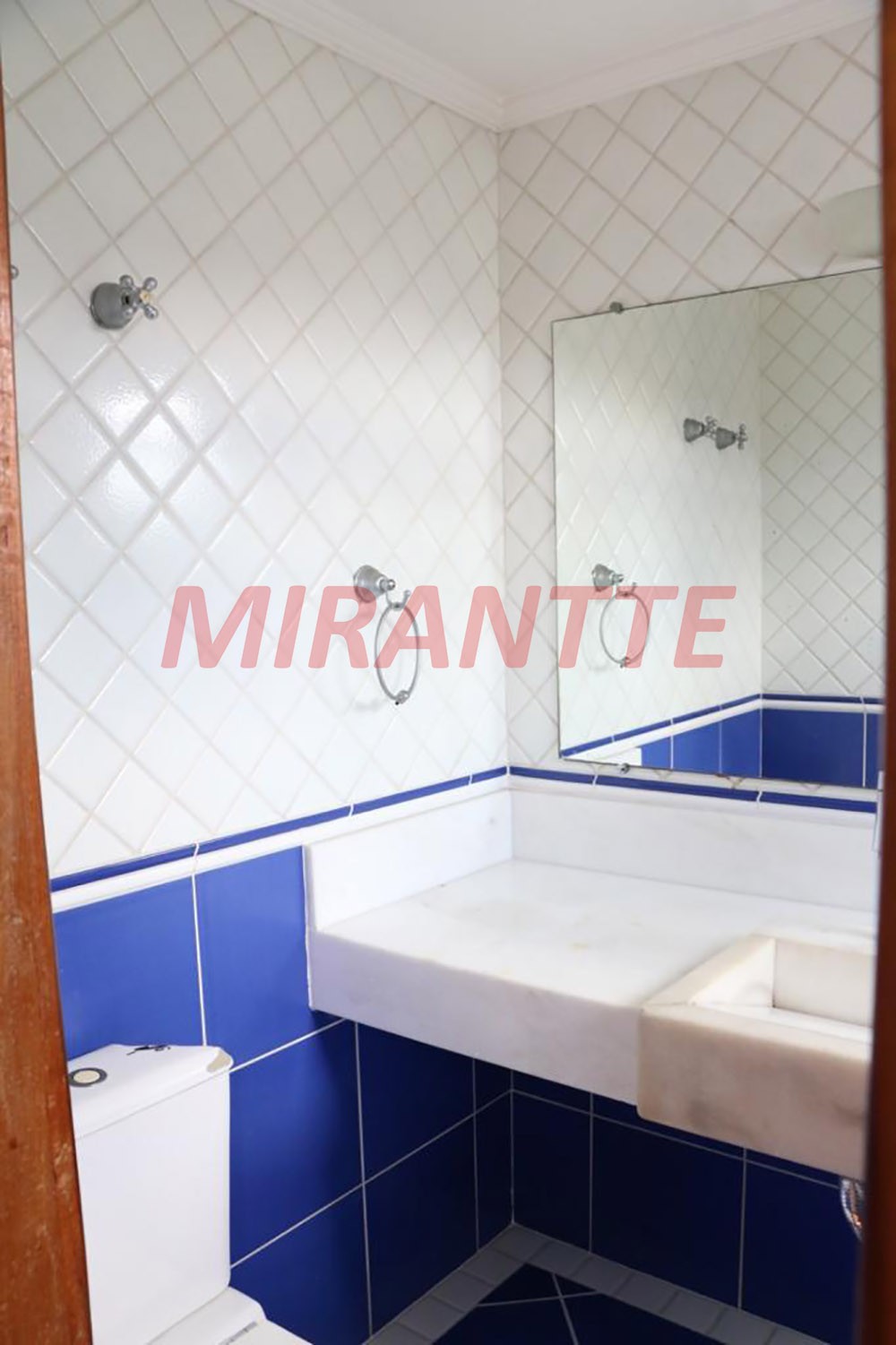 Sobrado de 300m² com 4 quartos em Vila Nivi