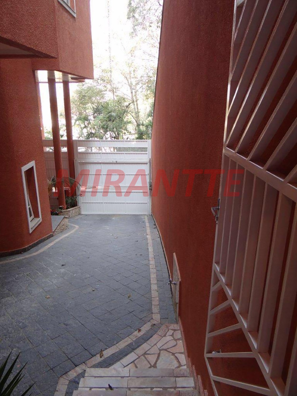 Sobrado de 513m² com 4 quartos em Jardim Bibi