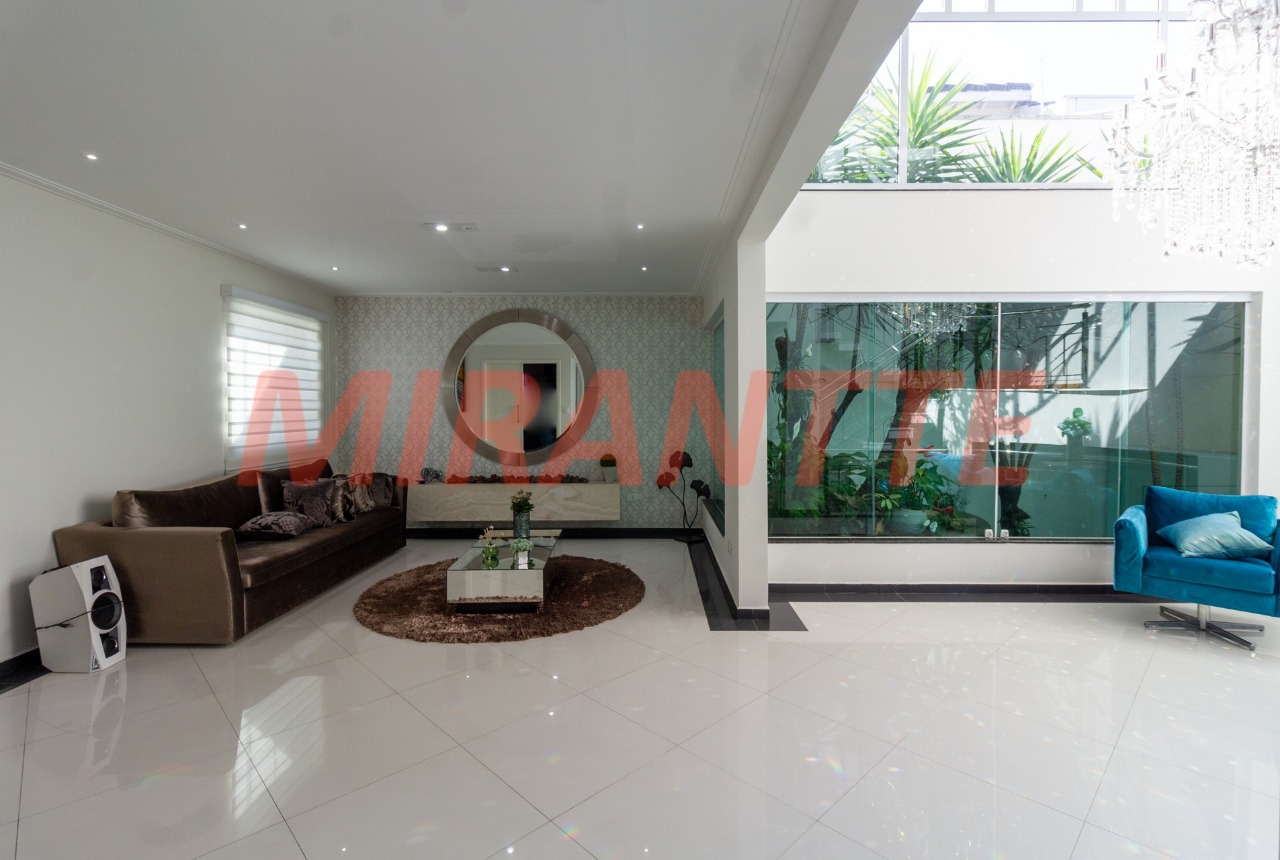 Sobrado de 474m² com 4 quartos em Tremembe