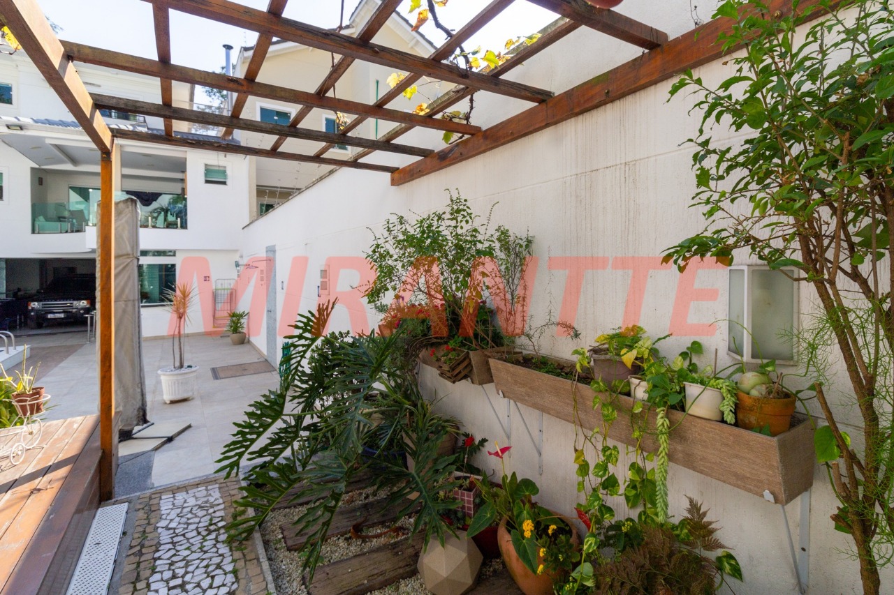 Sobrado de 474m² com 4 quartos em Tremembe