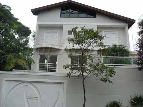 Sobrado de 570m² com 3 quartos em Tremembe