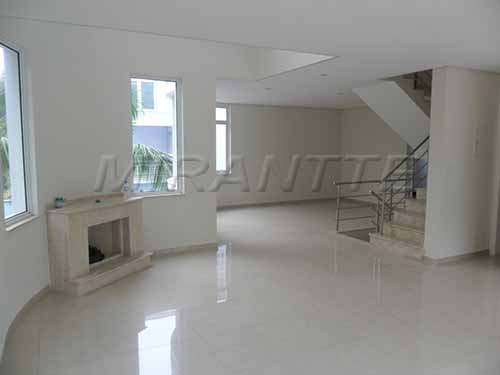 Sobrado de 570m² com 3 quartos em Tremembe