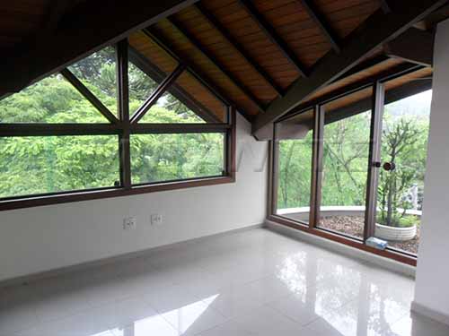 Sobrado de 570m² com 3 quartos em Tremembe