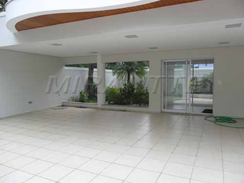 Sobrado de 570m² com 3 quartos em Tremembe