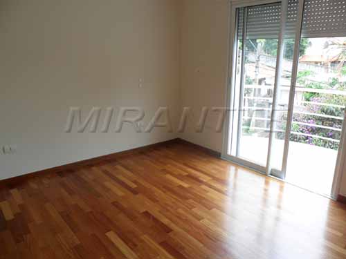 Sobrado de 570m² com 3 quartos em Tremembe