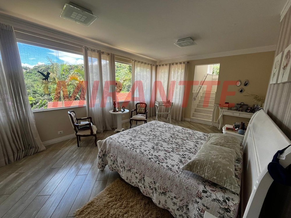Sobrado de 870m² com 4 quartos em Serra da Cantareira