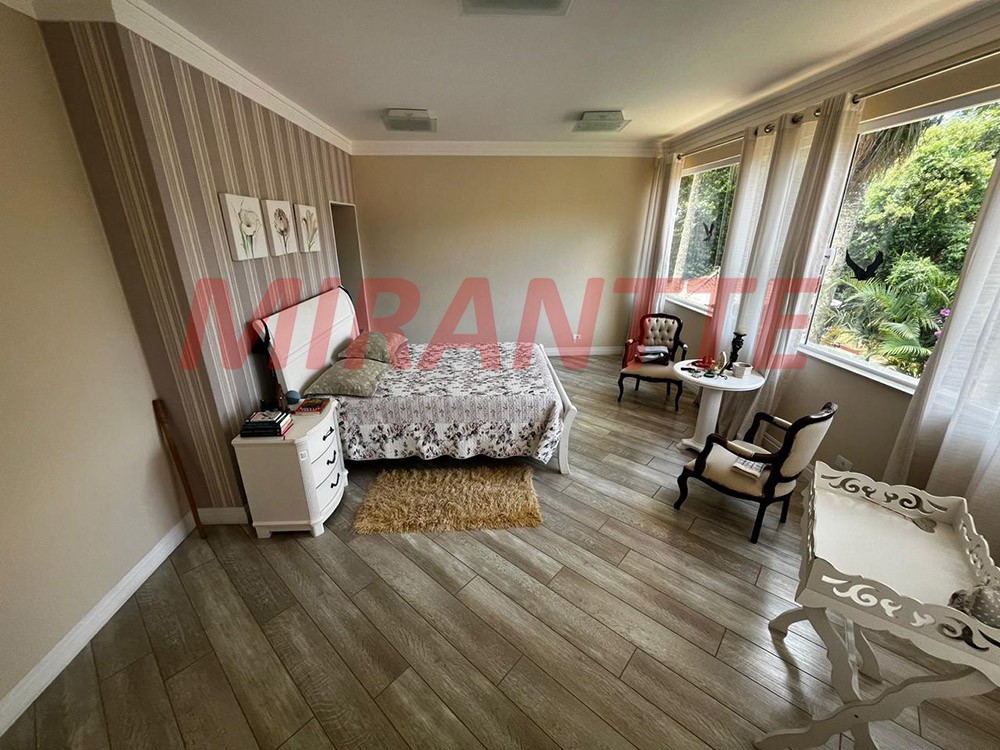 Sobrado de 870m² com 4 quartos em Serra da Cantareira