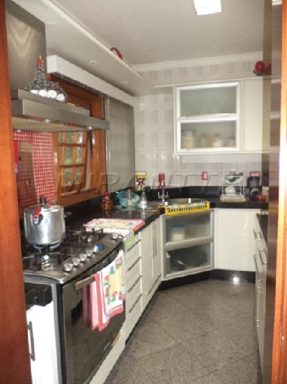 Cond. fechado com 4 quartos em Jardim Itatinga