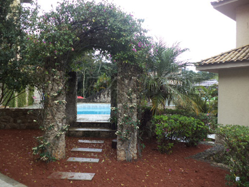 Cond. fechado com 4 quartos em Jardim Itatinga