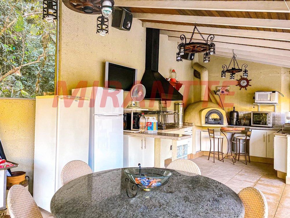 Cond. fechado de 600m² com 4 quartos em Tremembe