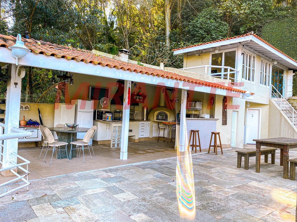Cond. fechado de 600m² com 4 quartos em Tremembe
