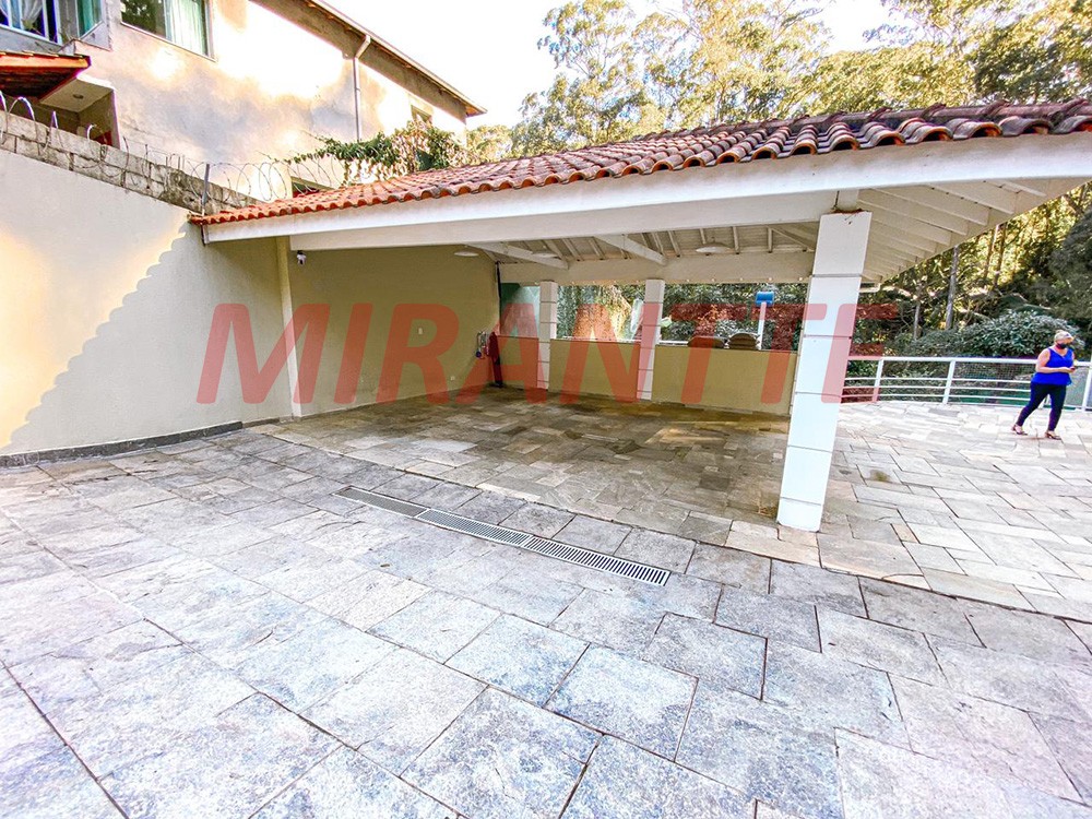 Cond. fechado de 600m² com 4 quartos em Tremembe