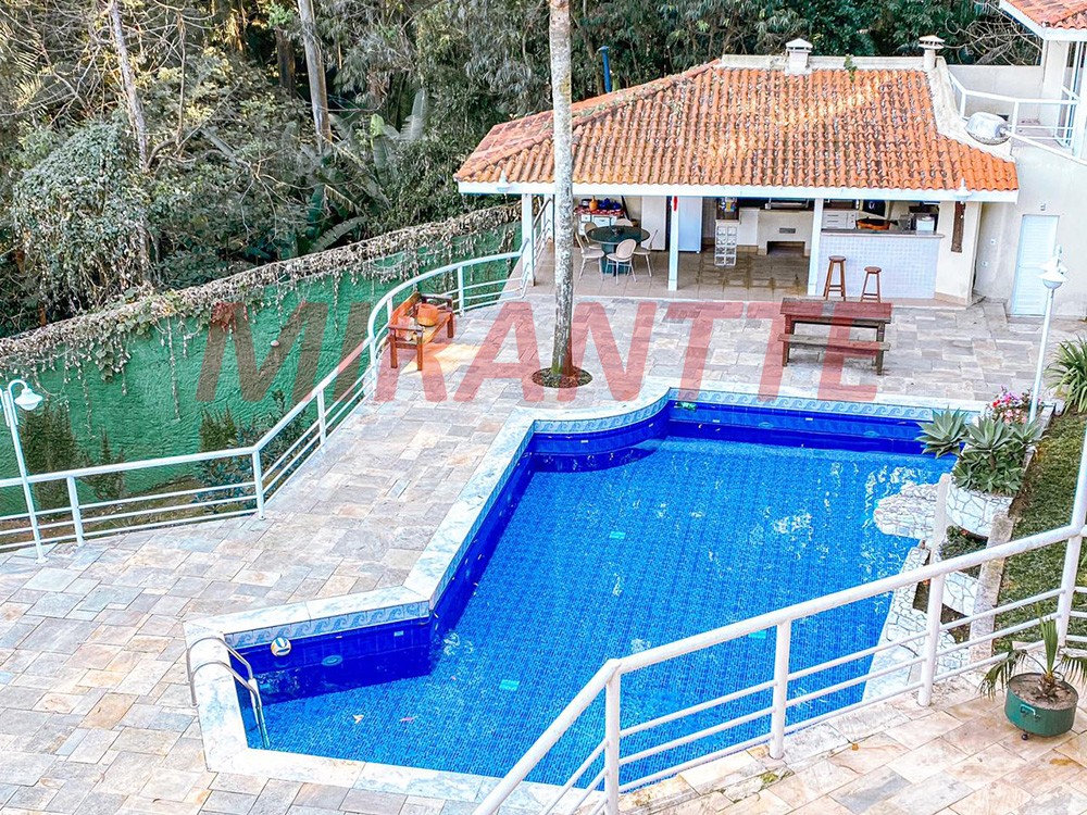 Cond. fechado de 600m² com 4 quartos em Tremembe