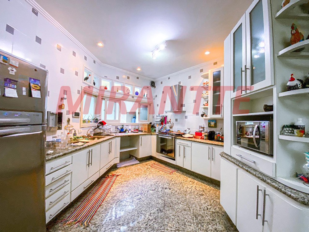 Cond. fechado de 600m² com 4 quartos em Tremembe