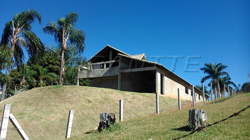 Casa terrea com 4 quartos em JD. MIRANTE
