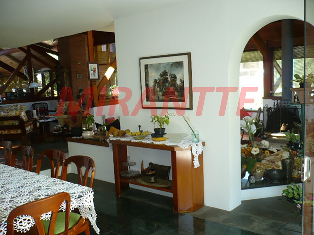 Sobrado com 4 quartos em Tremembe
