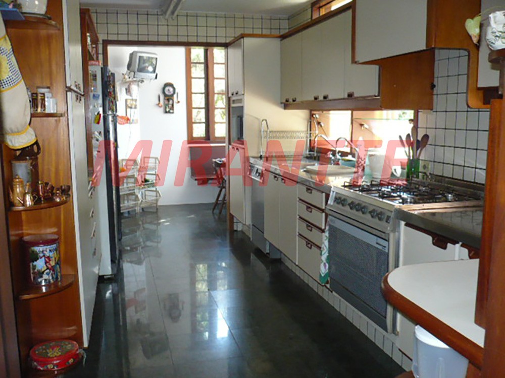 Sobrado com 4 quartos em Tremembe