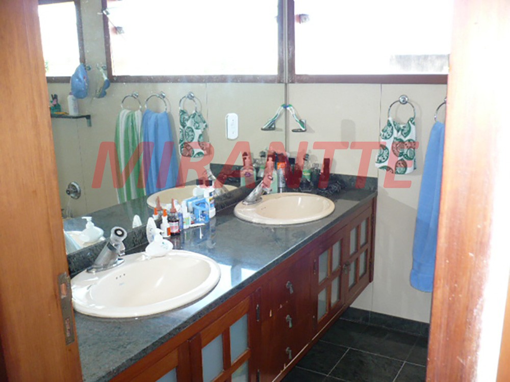 Sobrado com 4 quartos em Tremembe