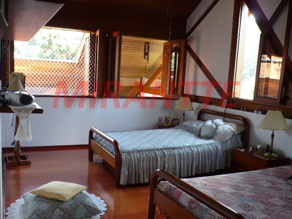 Sobrado com 4 quartos em Tremembe