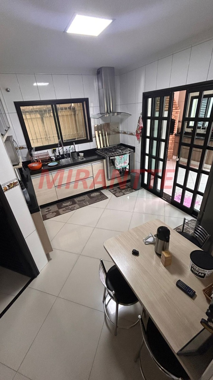 Sobrado de 238m² com 3 quartos em Santana