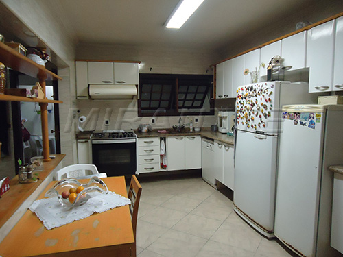 Sobrado de 335m² com 4 quartos em Santa Terezinha