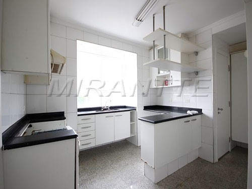 Cond. fechado de 310m² com 4 quartos em Campo Belo