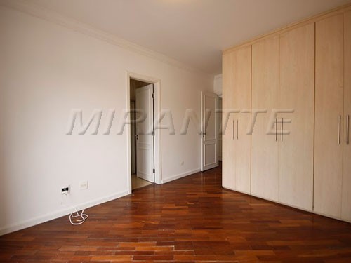 Cond. fechado de 310m² com 4 quartos em Campo Belo