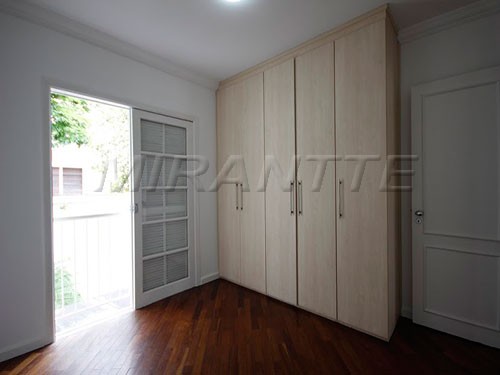 Cond. fechado de 310m² com 4 quartos em Campo Belo