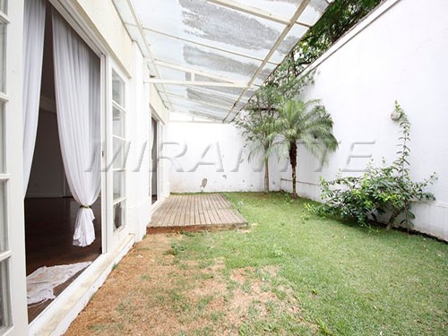 Cond. fechado de 310m² com 4 quartos em Campo Belo