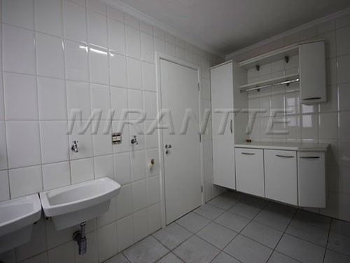 Cond. fechado de 310m² com 4 quartos em Campo Belo