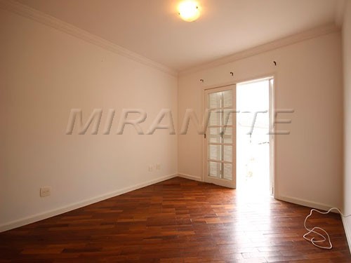 Cond. fechado de 310m² com 4 quartos em Campo Belo