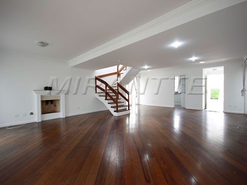 Cond. fechado de 310m² com 4 quartos em Campo Belo