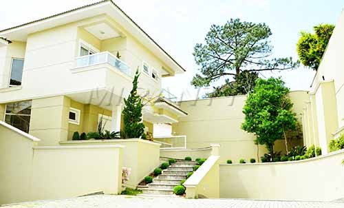 Cond. fechado de 750m² com 4 quartos em Jardim Floresta