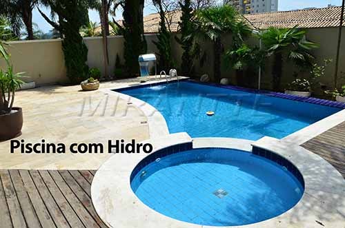 Cond. fechado de 750m² com 4 quartos em Jardim Floresta