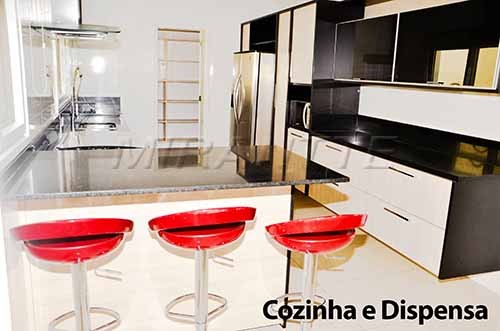 Cond. fechado de 750m² com 4 quartos em Jardim Floresta