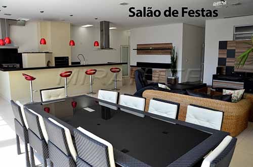 Cond. fechado de 750m² com 4 quartos em Jardim Floresta
