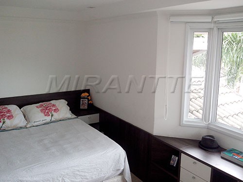 Cond. fechado de 208m² com 4 quartos em Horto Florestal