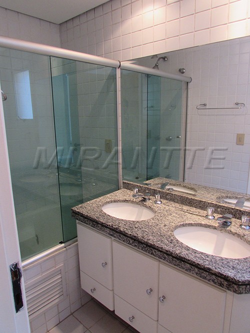 Sobrado de 224m² com 4 quartos em Alto de Pinheiros