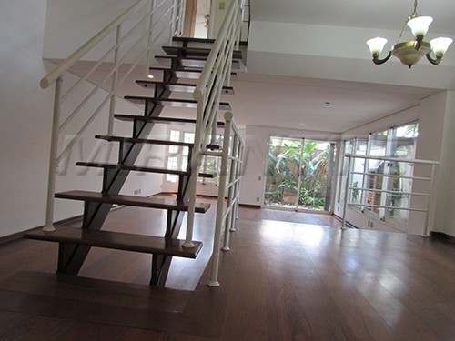 Sobrado de 224m² com 4 quartos em Alto de Pinheiros