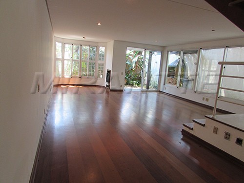 Sobrado de 224m² com 4 quartos em Alto de Pinheiros